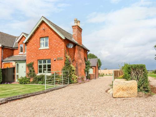 Woodhall Spa House | Discover Chippers Cottage: Family and Pet Friendly Retreat