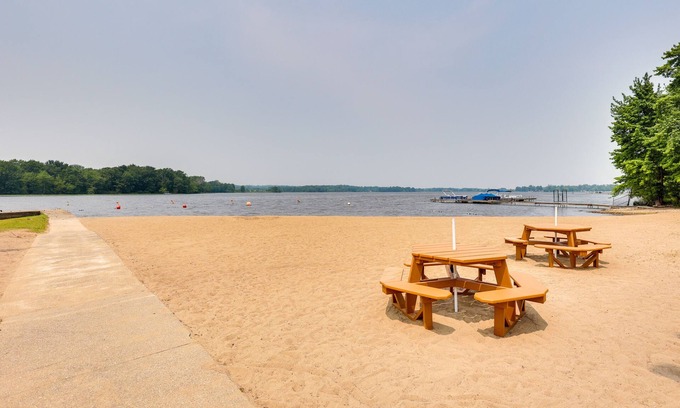 Gloria Glens Park Cottage | Chippewa Lake Cottage with Fire Pit & Family-Friendly Amenities