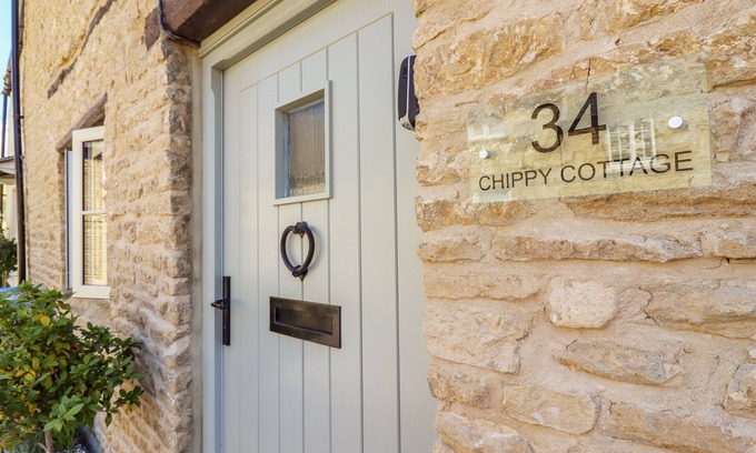 Chipping Norton Cottage | Family-Friendly Chippy Cottage with Cozy Open Fire