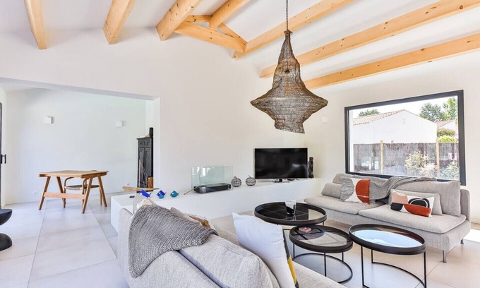 Bois-de-Cene House | Elegant Chiron Reculeau: Poolside Retreat in Tranquility