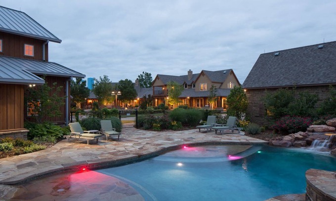 Waukomis House | Premier Stay at Chisholm Trail Room, Buffalo Point