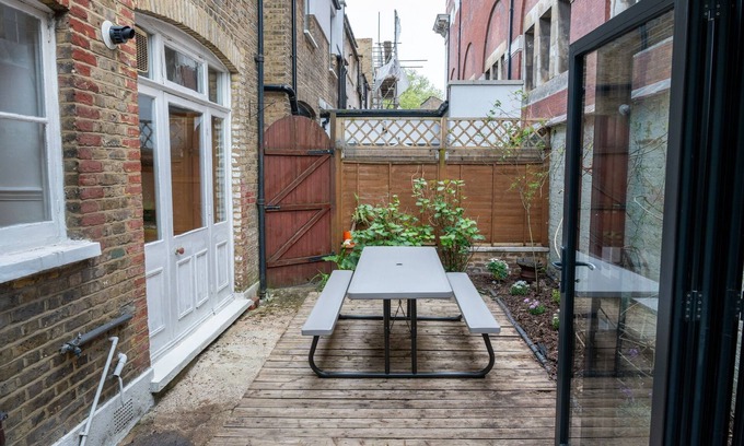 Chiswick Apartment | Elegant Chiswick 4 Bed Victorian Townhouse Near Tube