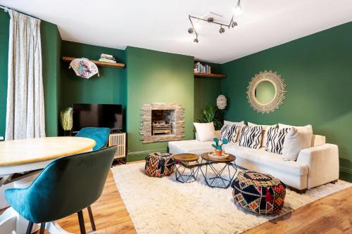 Turnham Green Apartment | Stylish Chiswick Gem: 4-Star Flat with Family-Friendly Amenities