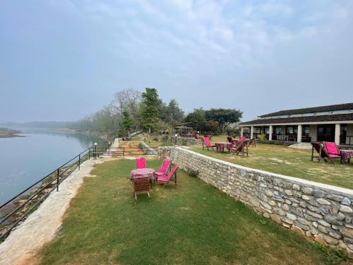 Sauraha Resort | Comfortable Stay at Chitwan Riverside Resort with Breakfast