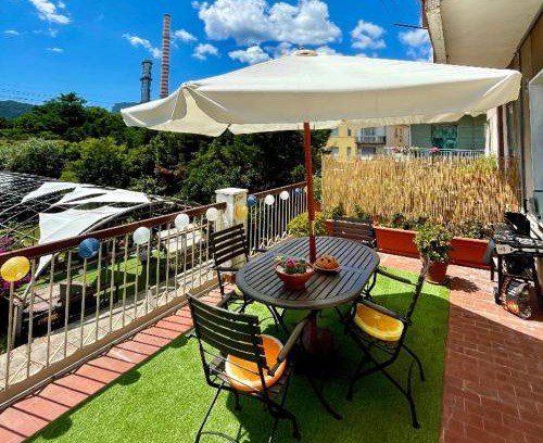 Valleggia Apartment | Chiwi's Home: Oceanfront Retreat with Hot Tub & Pet Welcome