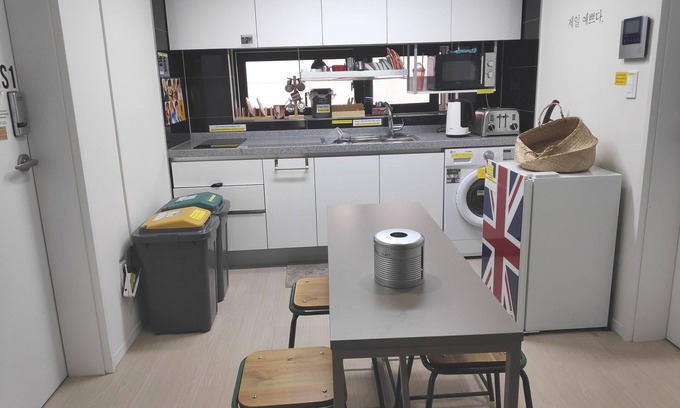 Seogyo-dong Apartment | Ideal Cho's Apartment near Hongdae STN with Breakfast