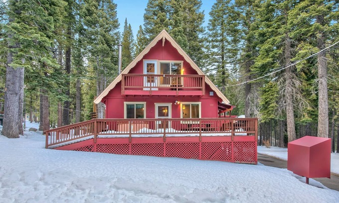 North Upper Truckee Cabin | Pet-Friendly 4 Bedroom Cabin with Spa & Hot Tub in Cholula
