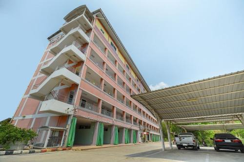 Nakhon Chai Si Hotel | Convenient Stay at OYO 762 Chompoo - Family-Friendly Hotel