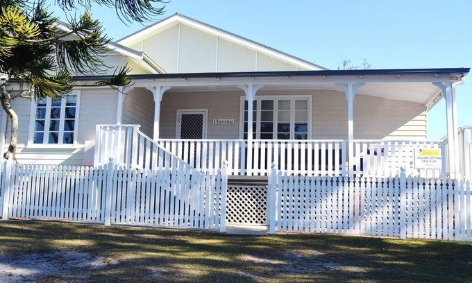 South West Rocks Cottage | Beachside Christina Cottage with Ocean View & Pool Access
