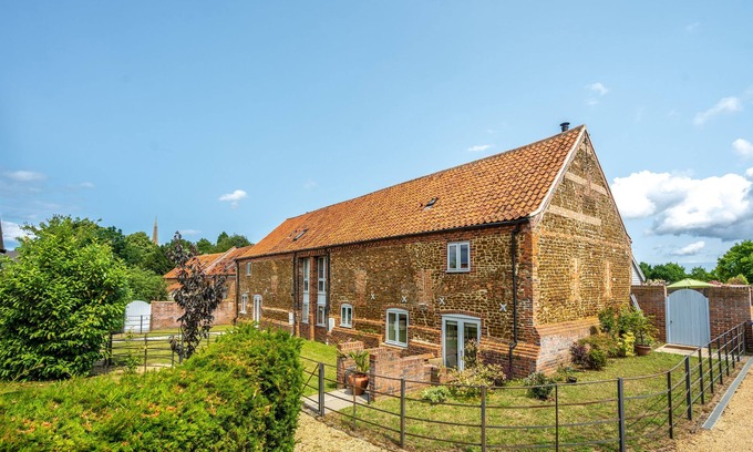 Snettisham House | Pet-Friendly Christmas Barn with Ocean View in Norfolk