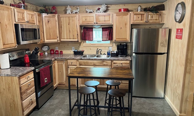 North Pole Cabin | Enchanting North Pole Cabin: Pet-Friendly with Breakfast