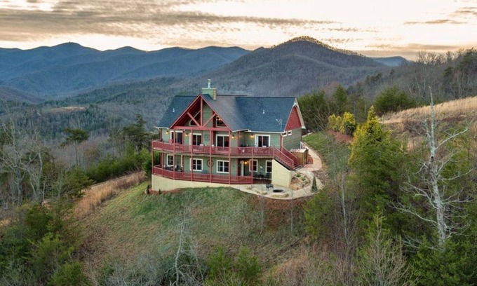 Hiawassee House | Experience Christmas in the Mountains with Breathtaking Views