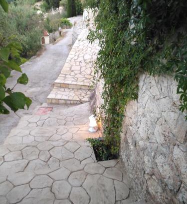 Kavallos House | Exceptional Christos House: Family-Friendly Retreat