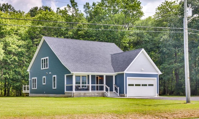 Snow Hill House | Idyllic Christys Cottage with Hot Tub Near the Beach