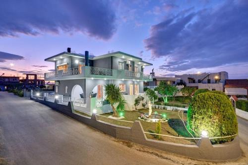 Salakos Villa | Discover Chrysanthi Villa: Pool, Jacuzzi & Beach Access