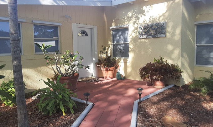 Jensen Beach House | Experience Chuck's Cottage: Pool Table & Ocean Views
