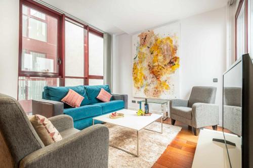 Chueca Apartment | Elegant Chueca Gran Via: Family-Friendly with Breakfast