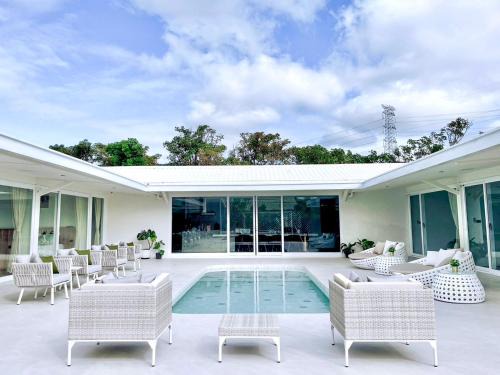 Hengchun House | Explore ChuLe Villa: Family Retreat with Pool & Kitchen