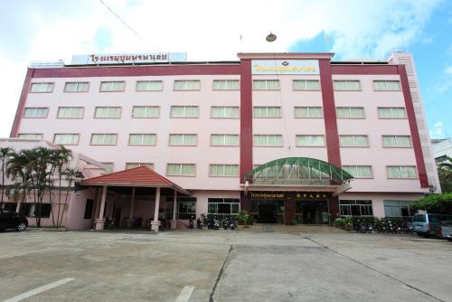 Chumphon Hotel | Discover Comfort at Chumphon Palace Hotel with Dining Options