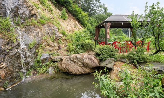 Oesil House | Discover Ekohillinghauseu: Family-Friendly with Pool Access