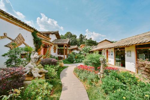 Guandu House | Exceptional Chunjian Guesthouse: 5-Star Retreat with Pool