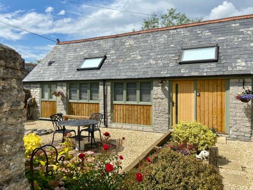 Lydford-on-Fosse House | Cozy Retreat at Church Farm Barn Annex for Your Getaway