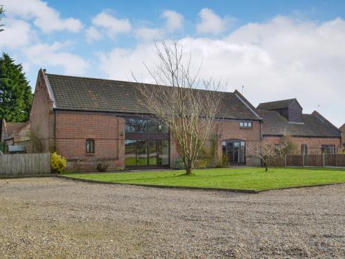 Foxley House | Experience Comfort at Church Farm Barn - Pet Friendly Retreat