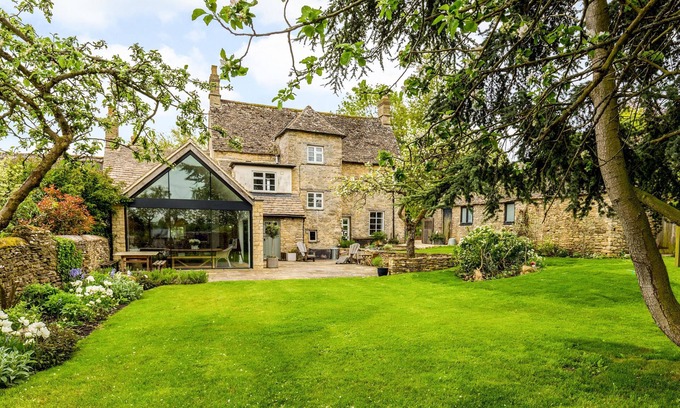 North Leigh House | Spacious Church Farm House - Perfect for Family Getaways