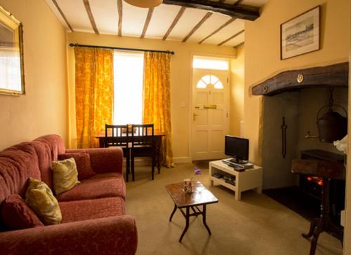 Llanidloes House | Cozy Church Lane Cottage: Pet & Child Friendly Retreat