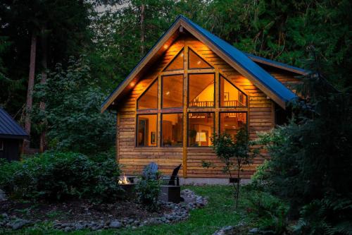 Glacier House | Relaxing Church Mountain View Chalet with Hot Tub & Kids' Play