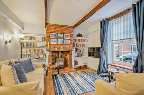 Wells-next-the-Sea House | Delightful Church Plain Cottage: Family and Pet Friendly