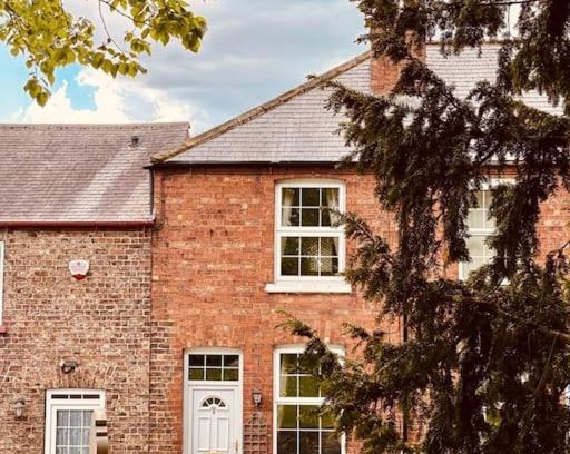 Bolton Percy House | Dog-Friendly Church View with Parking & Breakfast Included