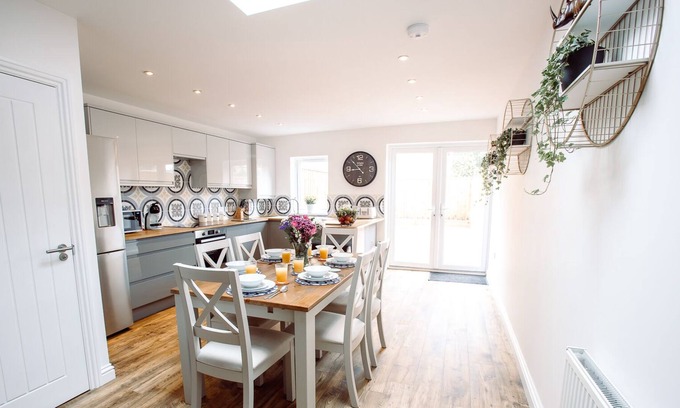 Exeter House | Chute House City centre 4 bed house, 2.5 bathrooms, private garden, sleeps8