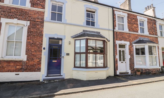 Bangor Cottage | Pet-Friendly CHWECH: Unique Holiday Cottage in Menai Bridge