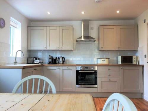 Lostwithiel House | Chy Bownder Cottage: Pet & Child Friendly Retreat