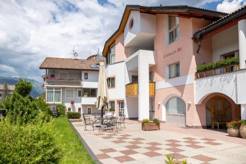 San Cassiano Apartment | Pet-Friendly Retreat at Ciasa La Ro - Rated 10/10!