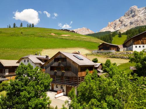 San Cassiano Apartment | Family-Friendly Retreat at Ciasa Soplà - 4-Star Comfort