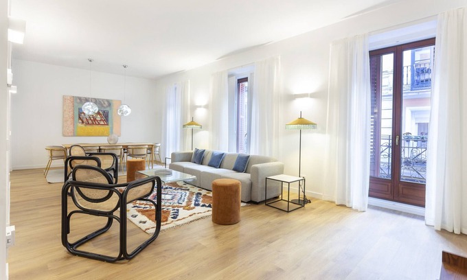 Cortes Apartment | Elegantly Designed Cibeles Luxe II Apartment in Madrid
