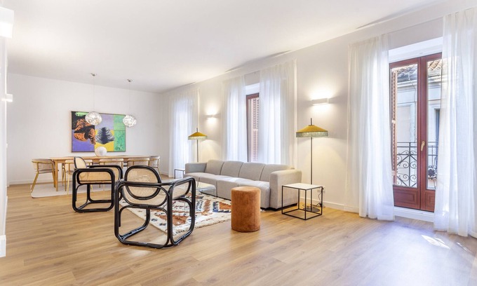 Cortes Apartment | Experience Cibeles Luxe VI: Top-Rated Apartment in Madrid