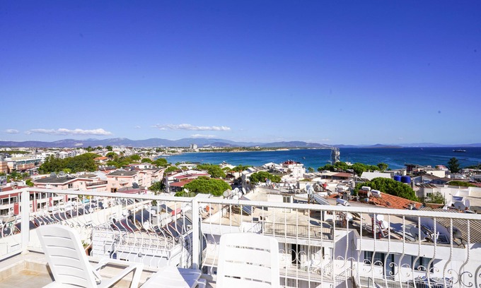 Camlık Mahallesi Apartment | Discover Cicek Apart Otel with Oceanfront Views & Pool