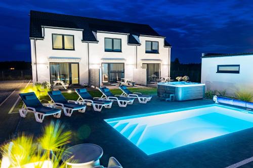 Karwienskie Bloto Drugie Apartment | Peaceful Cichy Domek: Pool, Playground & Pet-Friendly Stay