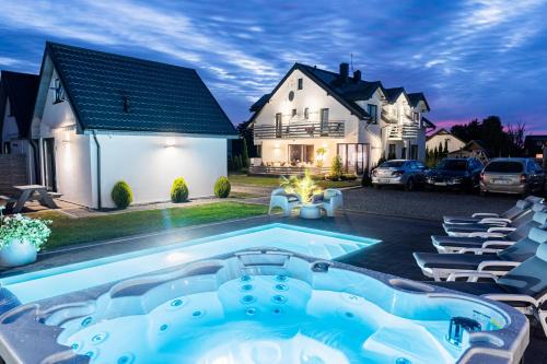 Karwienskie Bloto Drugie Cabin | Relax at Cichy Domek: Pool, Oceanfront & Family Friendly
