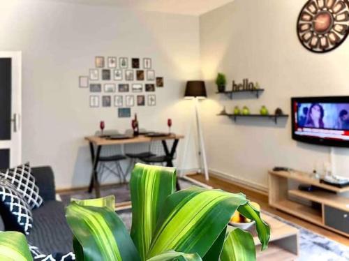 Gumussuyu Mahallesi Apartment | Inviting Cihangir House: Child-Friendly with Breakfast Included