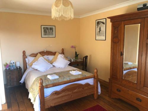 Aberdulais House | Relax at Cilffriw Farm: Pet-Friendly Retreat for Families