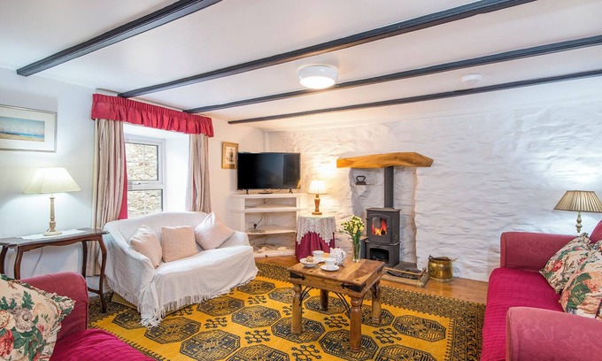 Newport Cottage | Spacious Cilhendre Holiday Cottage in Newport for 8 Guests