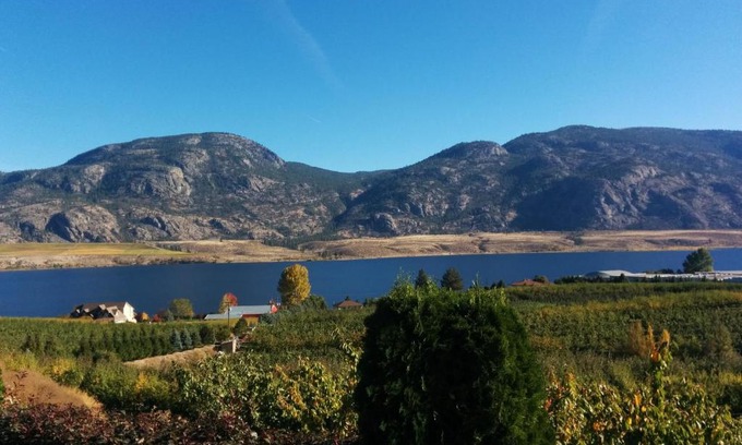 Okanagan-Similkameen Apartment | Prime Location Getaway: In the Heart of Revelstoke