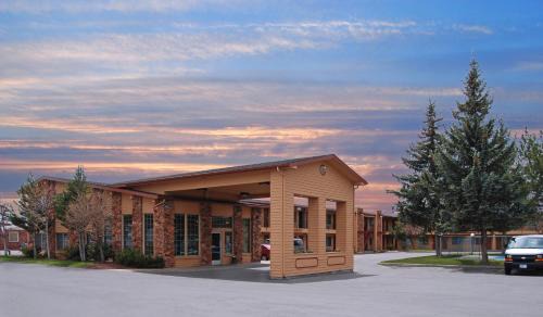 Klamath Falls Hotel | Pet-Friendly Cimarron Inn with Pool and Ocean Views
