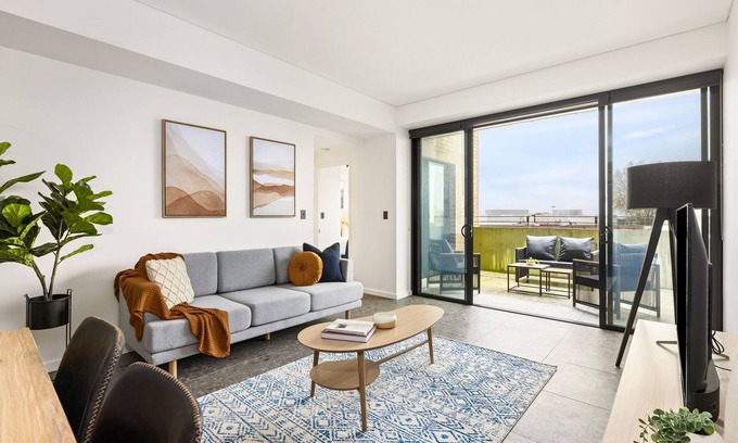 Cremorne Apartment | Stylish Cinema Suites Apartments: Family-Friendly Comfort
