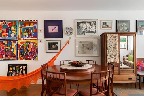 Pinheiros Apartment | Discover CineSala · SP: Prime Location with Air Conditioning