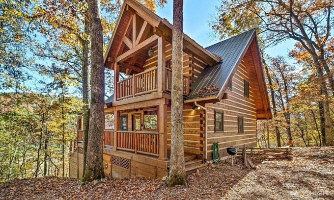 Eureka Springs Cabin | Experience Cinnamon Valley: The Elk Lodge with Spa & Hot Tub